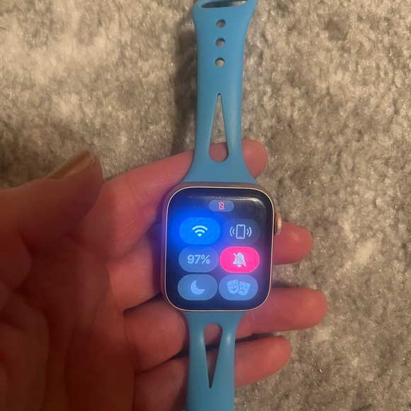Apple Watch Series 4 40mm Rose Gold Aluminum - Picture 6 of 8